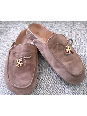 TORY BURCH River Rock Taupe Suede Mules Gold T Charm Bow Cork Insole Sz 5.5 Mint